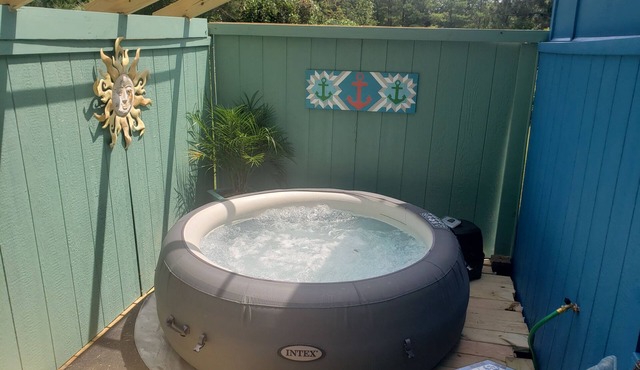 Adorable Tiny House that's pet friendly! HOT TUB. Walk to popular wedding venue.