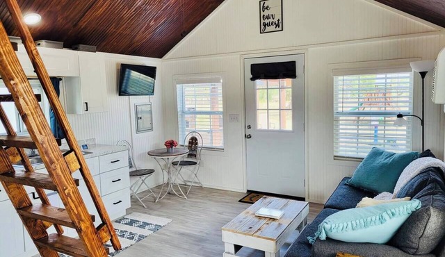 Adorable tiny house (with loft!) near Potosi Live