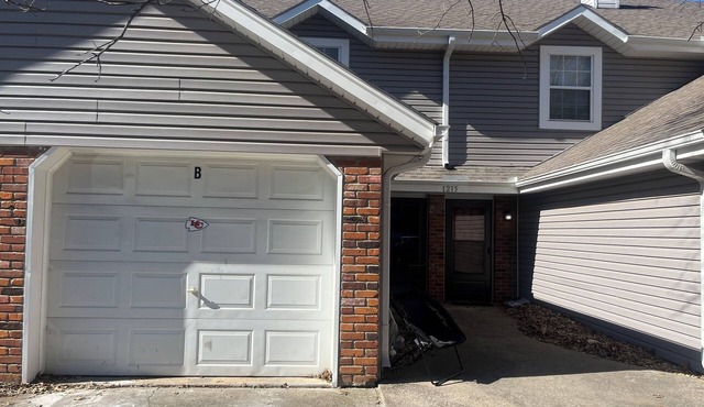 Adorable townhome with in Blue Springs 10 Miles from GEHA STADIUM