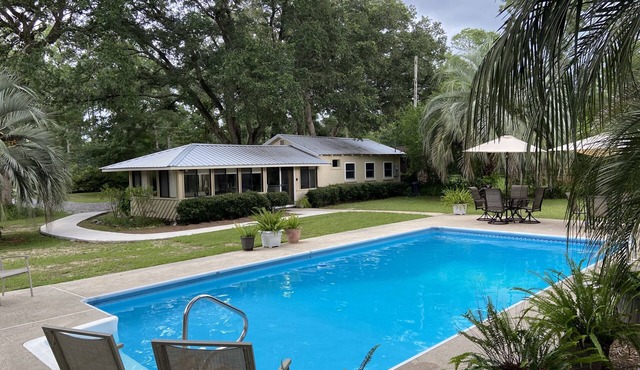 Adorable two bedroom guest house with pool
