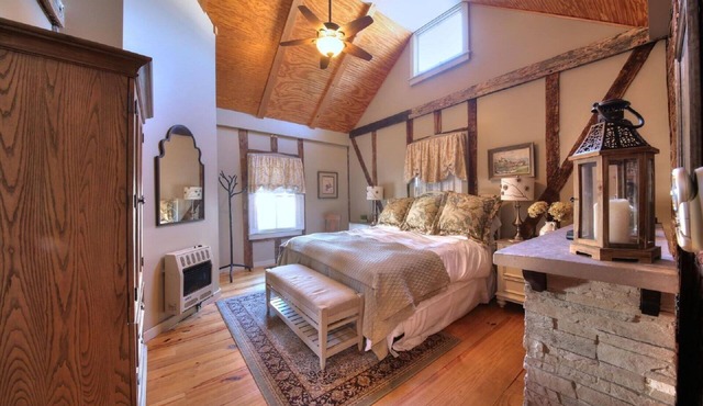 Adorable Two-Person Bungalow nestled in the cozy town of Augusta, MO!