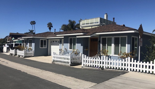 Adorable Ventura Beach Surf Bungalow on Prime Beach Lane
