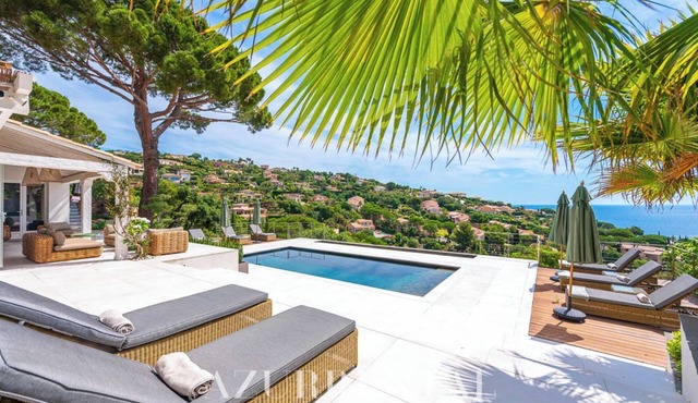 Adorable villa with magnificent sea view close to the beaches of La Nartelle