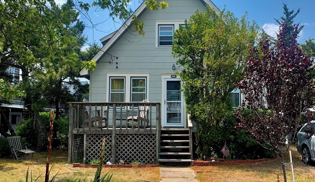 Adorable Vintage Beach House for Family & Friends Ideal Location