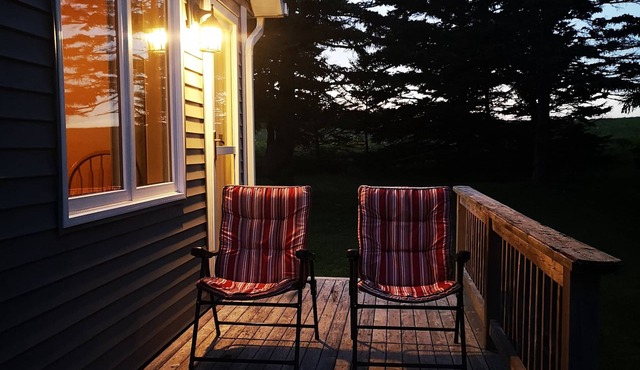 Adorable waterfront 1-bedroom place with BBQ grill