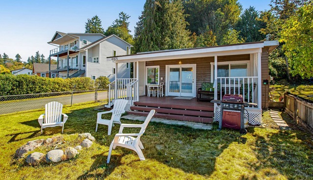 Adorable waterfront cottage with a full kitchen, firepit & washer/dryer