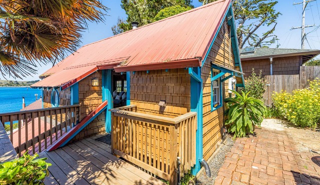 Adorable waterfront cottage with private hot tub, deck, & wood stove