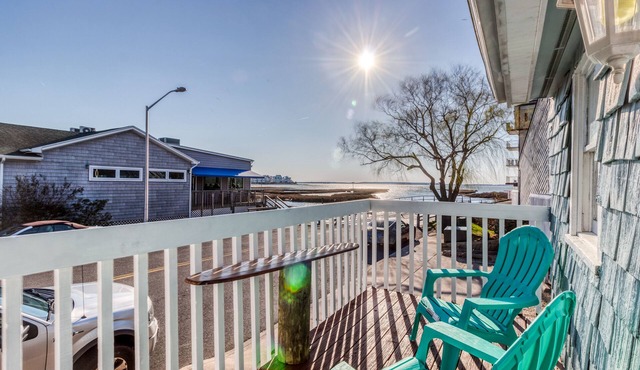 Adorable, waterfront beach cottage w/bay view, full kitchen, & free WiFi