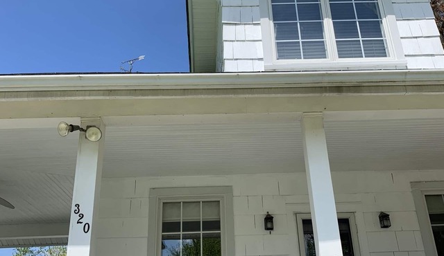 Adorable waterside cottage with pool Beach community