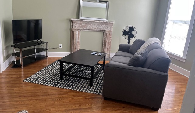 Adorable West Side Cottage free Onsite Parking