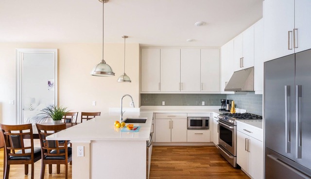 Adorable wide 2 Br 2Bth with balcony and free parking 15 min to NYC tp17