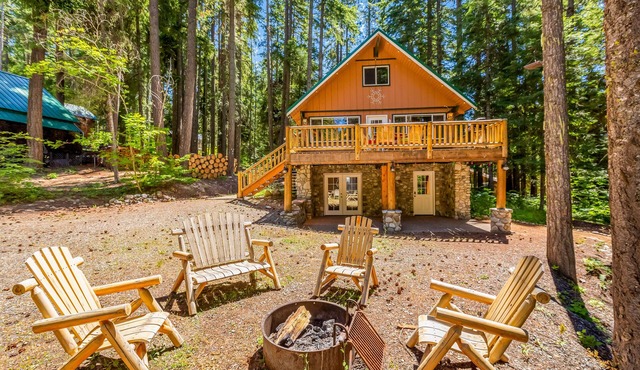 Adorable wooded cabin near the lake with hot tub, WiFi, loft, firepit & W/D