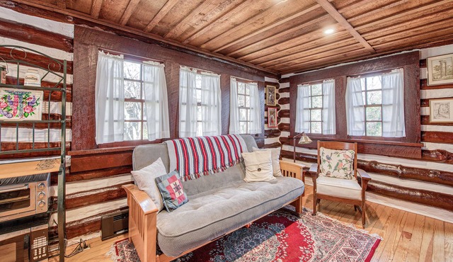 Adorable Wooded Getaway w/Free WiFi, Shared Pool, Kitchenette & Great Location