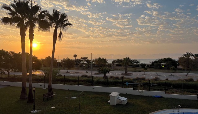 Adosado en Primera Linea de Playa con Vistas Frontales y Piscina