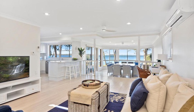 Adrift Retreat - St Georges Basin Waterfront Home