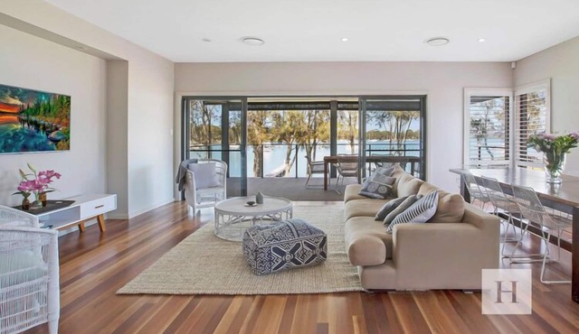 Adrift - Waterfront entertainer with Shared Jetty!