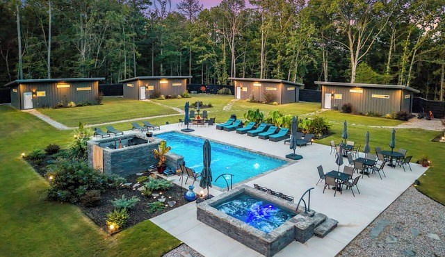 Adult Only Private Resort. Hot tub-Garden Fireplace-Pool. Reserve It All!