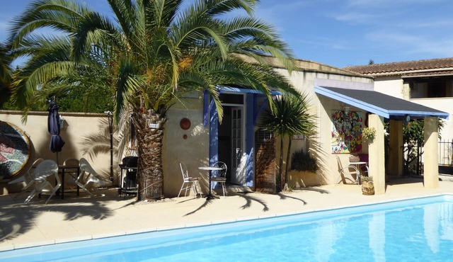 Adults only Apartment beside pool with Air Conditioning