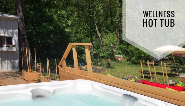 Adults Only Cottage, minutes to beach, hot tub, sauna, fitness studio, wellness