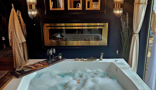 Adults only, Honeymoon Cabin with view, Covered Hot Tub, Fireplace, & TV.
