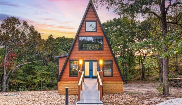 Adults-Only Luxury Cabin w/Steam Shower + HotTub