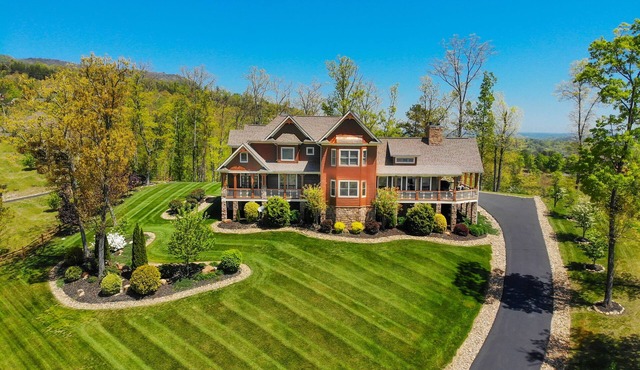 Adventure 360: Mtn Views, Game Room, Hot tub, Wifi, near Attractions! SIGNATURE