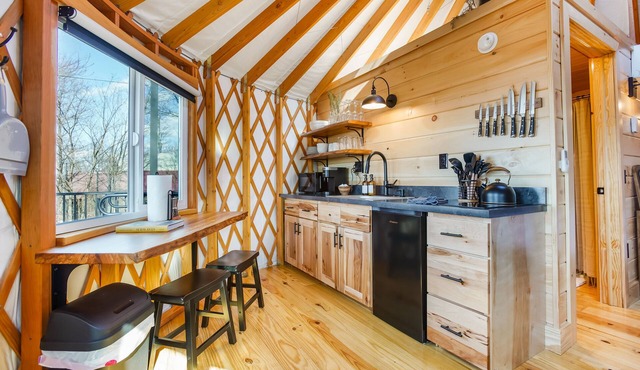 Adventure Abode YURT | Wheelchair Ramp, HOT TUB + Views!