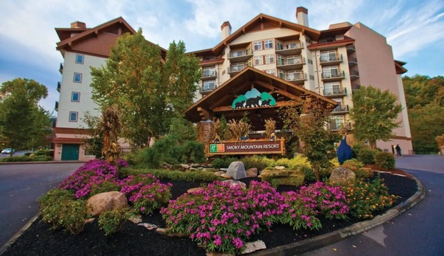 Adventure Awaits at Our 2BR Gatlinburg Getaway – Walk, Splash, Explore!