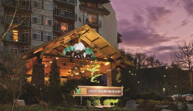 Adventure Awaits at Our 1BR Gatlinburg Getaway – Walk, Splash, Explore!