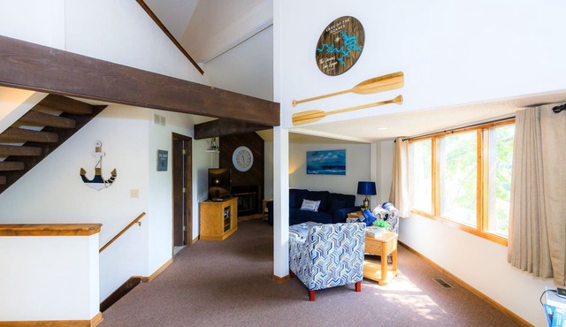 Adventure Awaits, Charming Treetop Villa Escape in Osage Beach with Boat slip