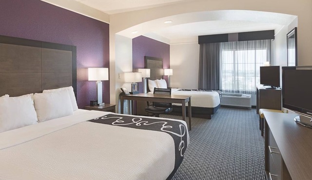 Adventure Awaits: Comfy Retreat Near Arlington's Top Attractions!