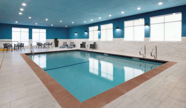 Adventure Awaits: Pool, Hot Tub & Yosemite Access with Breakfast Included