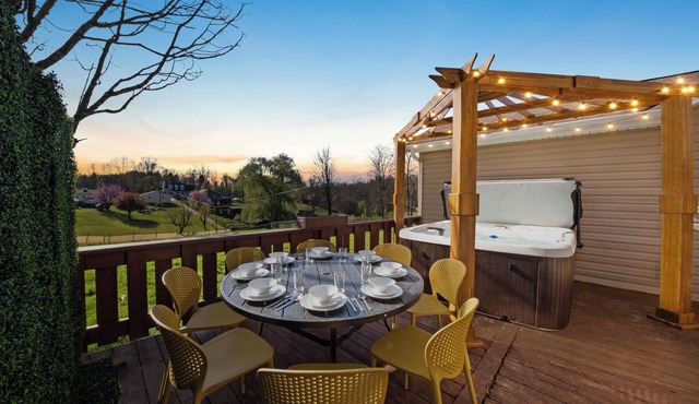 Adventure Basecamp, Walks to Kaymoor and Long point Trails, Hot Tub & Game Room