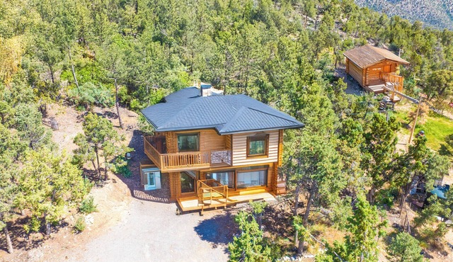 Adventure Hideaway · 4BR Cabin with Mountain Charm