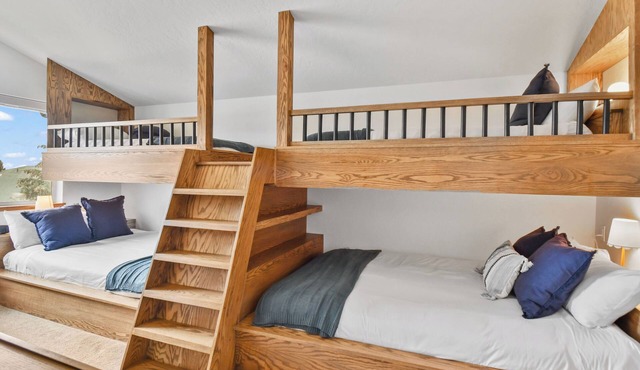 Adventure Hub~Nordic Ski, Snowmobile & Snow Shoeing Villa 3071