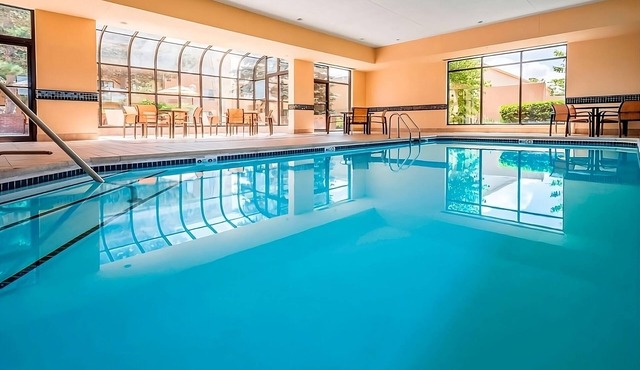 Adventure in Kansas City! Indoor Pool, Pet Friendly and Free Parking!