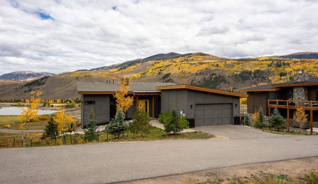 Adventure Lakehouse - Private Hot Tub, Mountain and Lake Views