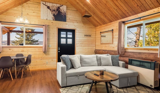 Adventure Log Cabin with Expansive Views, Discovery Ski Hill nearby, walk to downtown. Perfect for couples and small families!