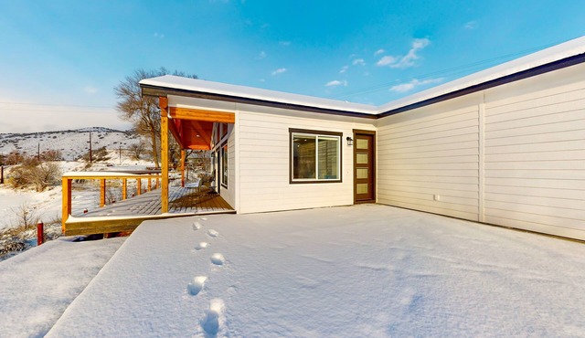 Adventure pad with water views, deck, open layout, games, W/D, & central AC
