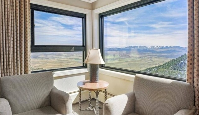 Adventure-Ready Villa: Indoor/Outdoor Pools & BBQ Deck, Fireplace & Hot Tubs