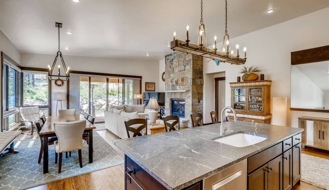 Adventure Retreat - Luxury Mountain Rental, Pet Friendly