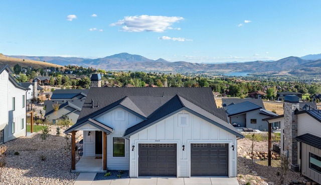 Adventure Year-Round, Steps from Powder Mountain 4 bedroom home with Hot Tub