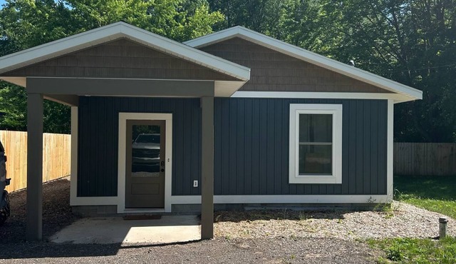Adventures Await newly built cozy 2-bedroom home- Close to MI Adventure!