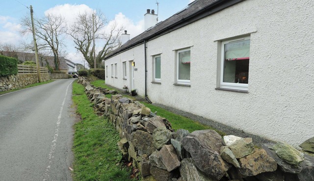 AEL Y BRYN, pet friendly, character holiday cottage in Menai Bridge