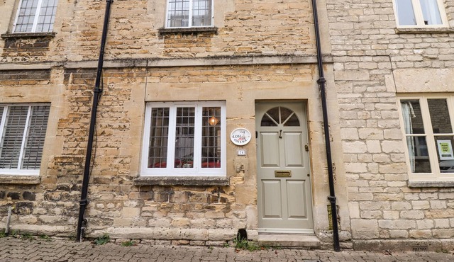 AELIA COTTAGE, pet friendly, character holiday cottage in Cirencester