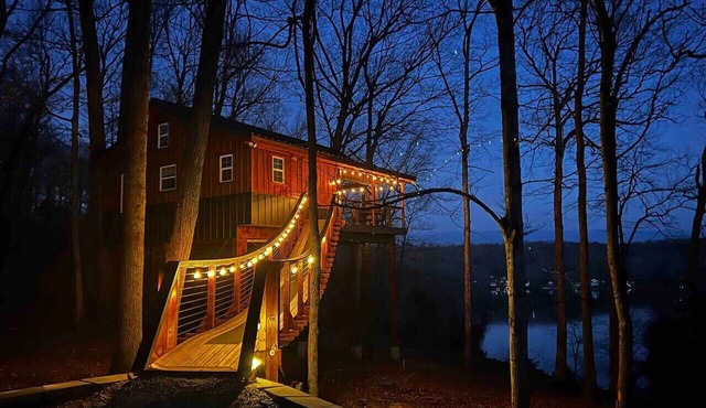 Aerial Joy Treehouse with Hot Tub!(Lake Malone)