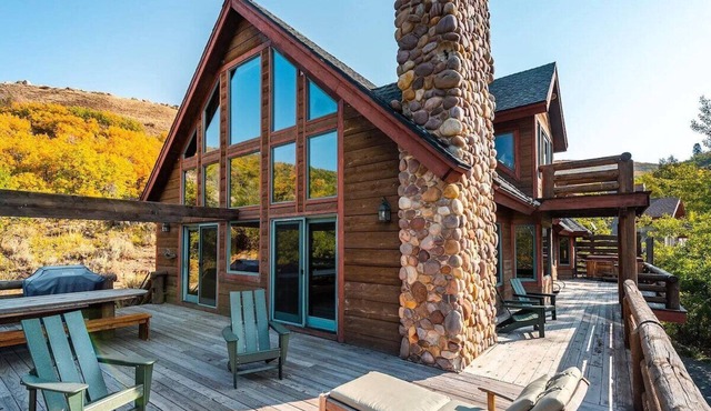 Aerie Alcove Lodge with Private Hot Tub & Sauna!