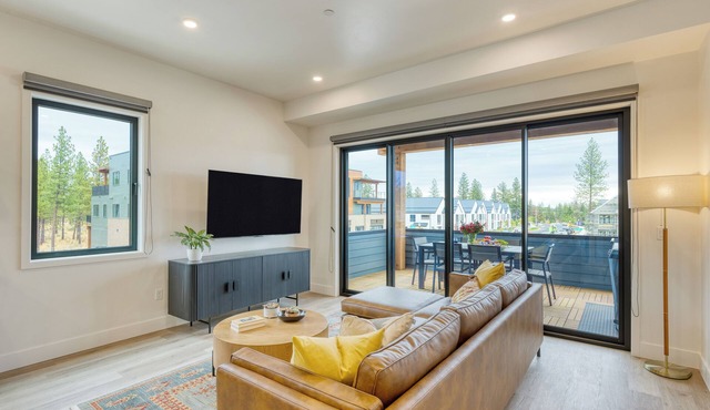 Aerie Luxe 4 Unit Buyout | 10BDR, Mins to Old Bend | Hot Tub + Mountain Views