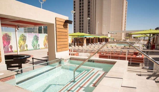 Aesthetic Views! 4 Relaxing Units, Outdoor Pool, Free Parking, Near Mob Museum