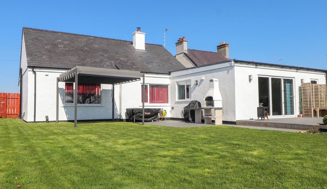 AFALLON, pet friendly, character holiday cottage in Llanerchymedd